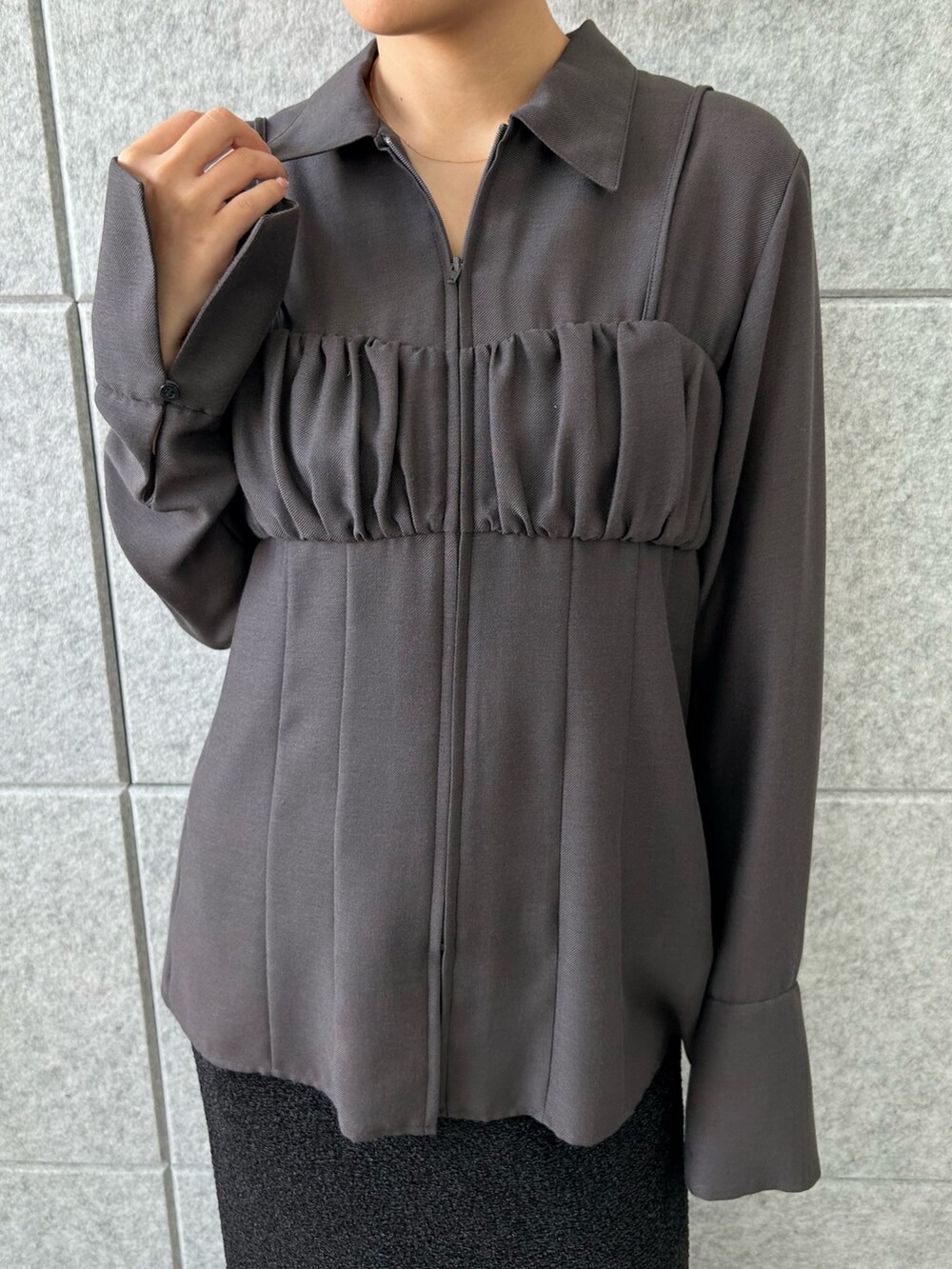 ブラック系のスカート、グレー系のシャツ/ブラウスを着用したレディースの冬コーディネートの4枚目の写真