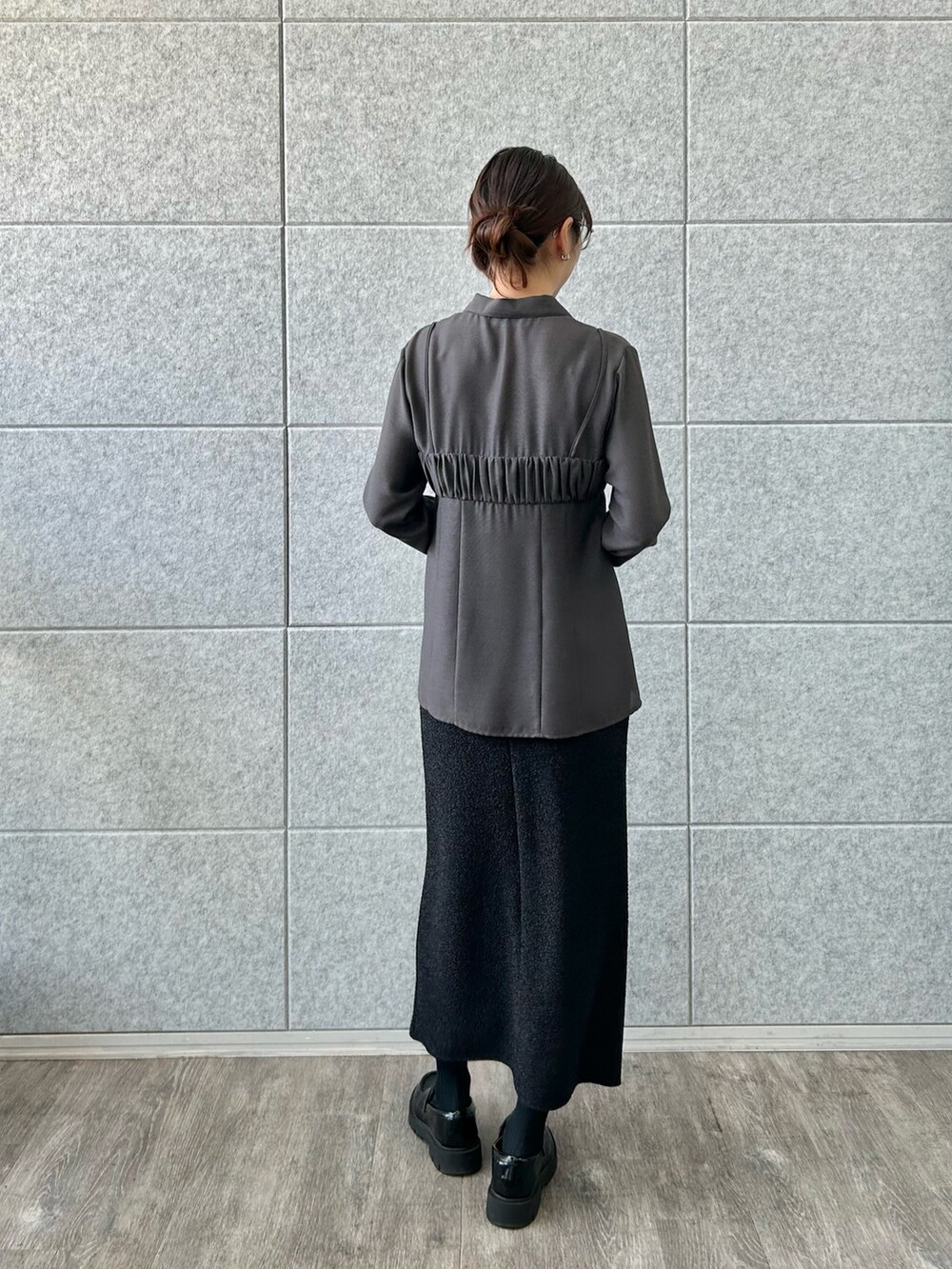 ブラック系のスカート、グレー系のシャツ/ブラウスを着用したレディースの冬コーディネートの3枚目の写真