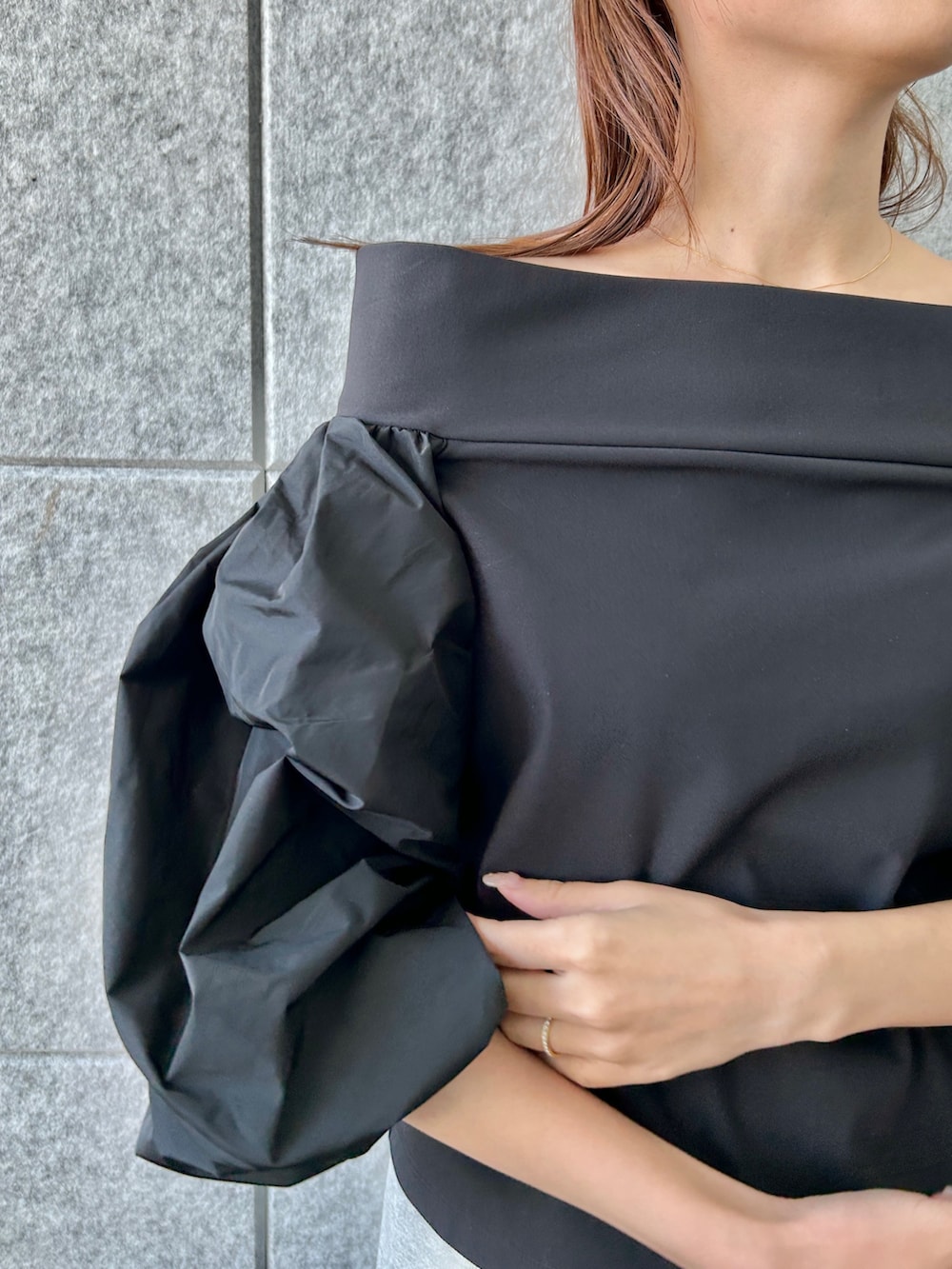 グレー系のその他パンツ、ブラック系のシャツ/ブラウスを着用したレディースの秋コーディネートの4枚目の写真