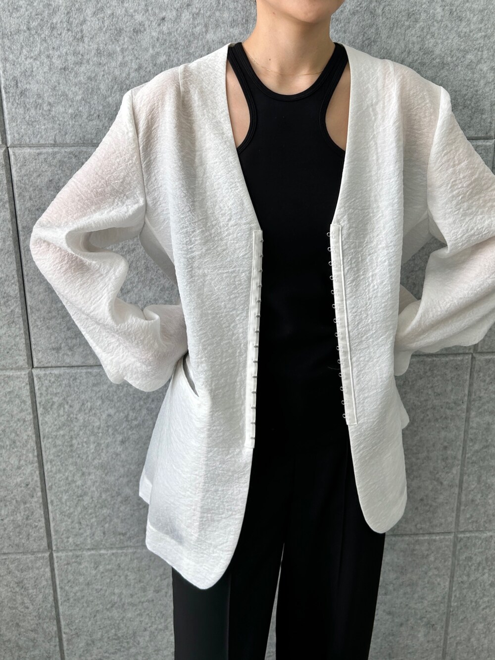 ブラック系のサンダル、ブラック系のタンクトップ、ブラック系のその他パンツを着用したレディースの春コーディネートの4枚目の写真