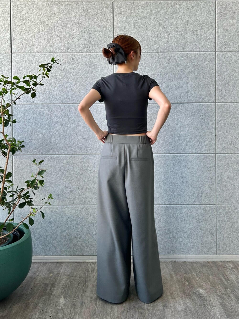 グレー系のその他パンツ、ブラック系のサンダル、ブラック系のTシャツ/カットソーを着用したレディースの春コーディネートの2枚目の写真