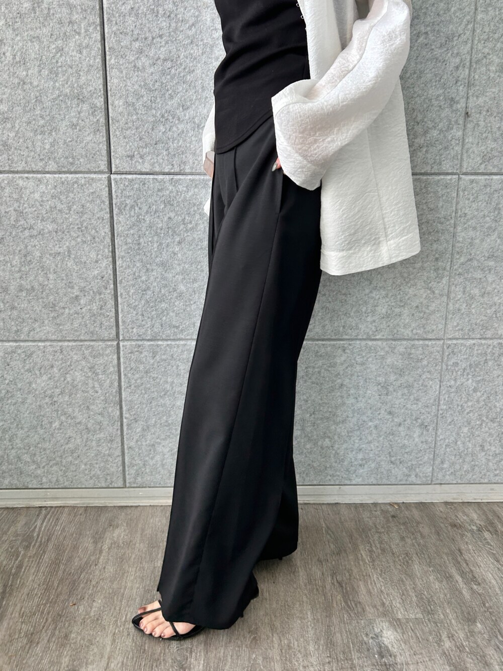 ブラック系のサンダル、ブラック系のタンクトップ、ブラック系のその他パンツを着用したレディースの春コーディネートの8枚目の写真