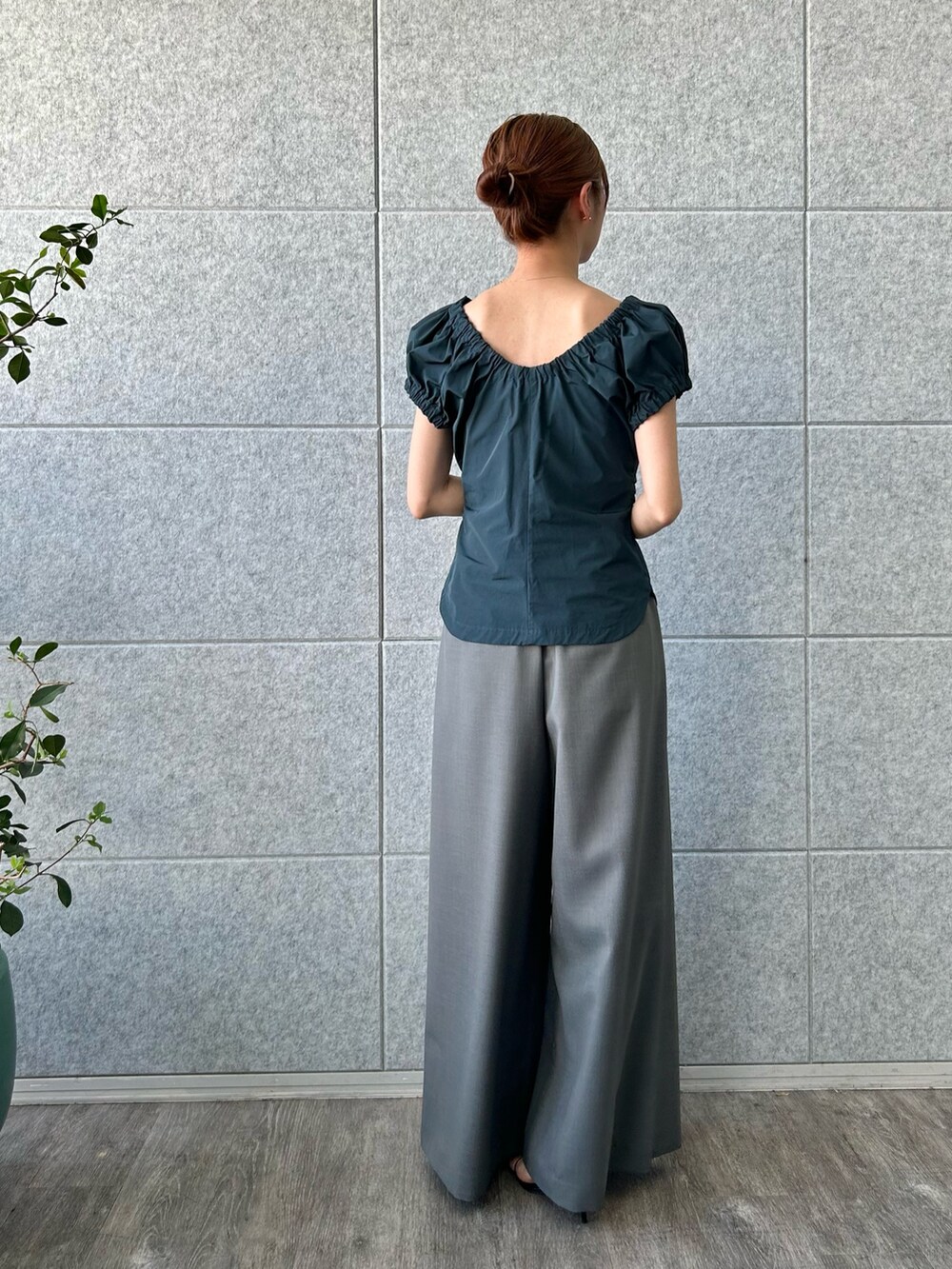 グレー系のその他パンツ、ブルー系のシャツ/ブラウス、ブラック系のサンダルを着用したレディースの春コーディネートの3枚目の写真