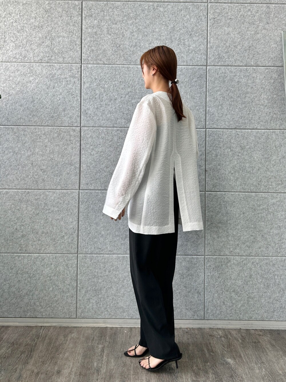 ブラック系のサンダル、ブラック系のタンクトップ、ブラック系のその他パンツを着用したレディースの春コーディネートの2枚目の写真