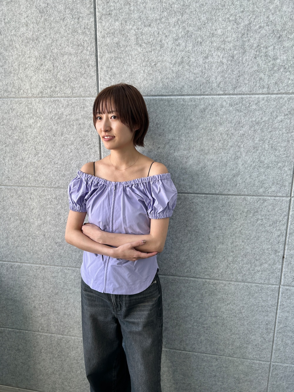 パープル系のシャツ/ブラウスを着用したレディースの夏コーディネートの3枚目の写真