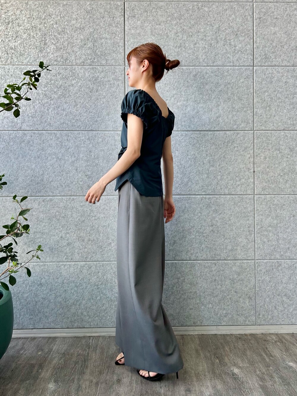 グレー系のその他パンツ、ブルー系のシャツ/ブラウス、ブラック系のサンダルを着用したレディースの春コーディネートの2枚目の写真