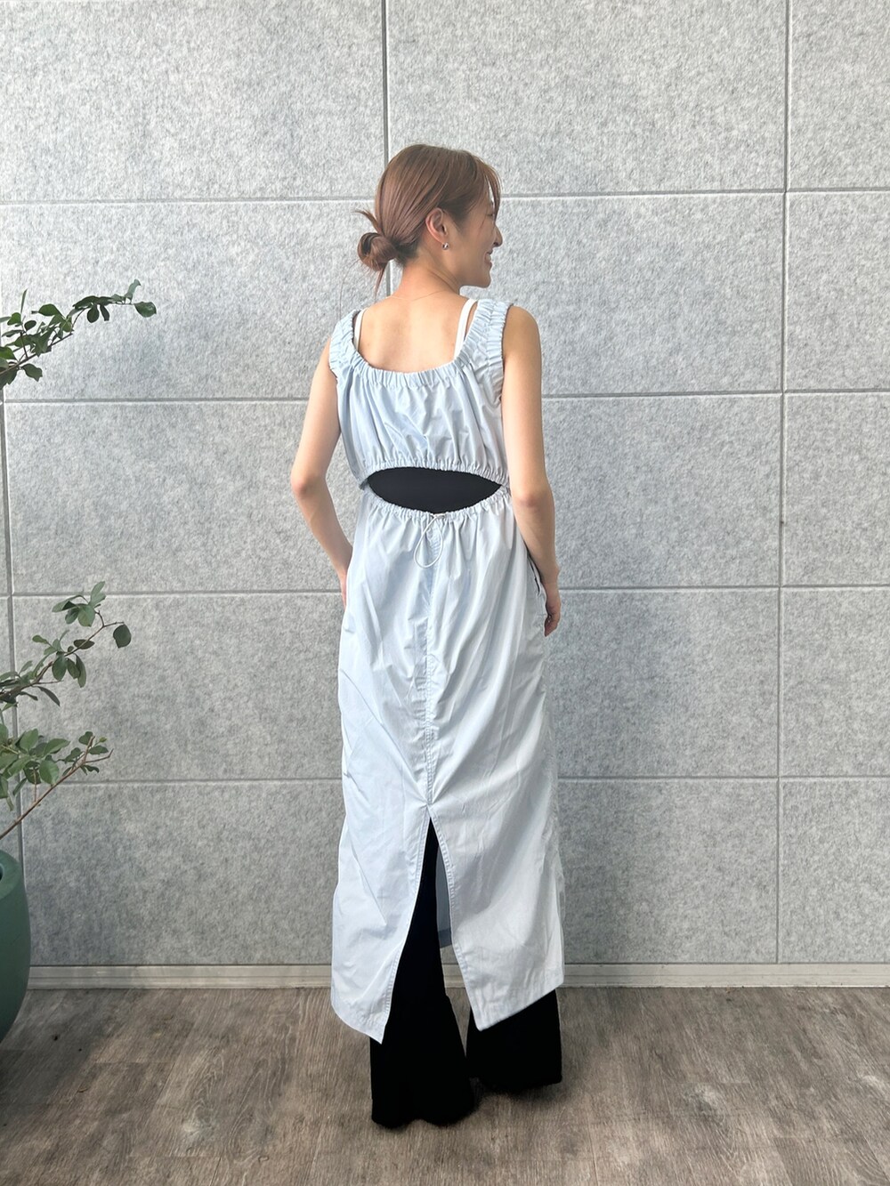 ブラック系のタンクトップ、ブルー系のワンピース、ブラック系のその他パンツを着用したレディースの夏コーディネートの2枚目の写真