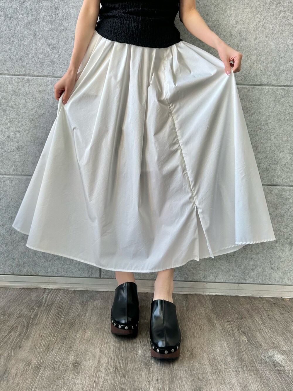 ブラック系のTシャツ/カットソー、ホワイト系のスカートを着用したレディースの夏コーディネートの7枚目の写真