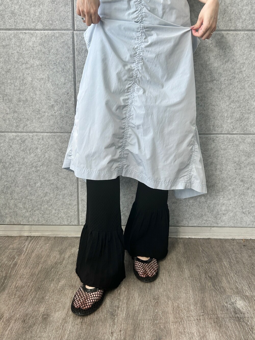 ブラック系のタンクトップ、ブルー系のワンピース、ブラック系のその他パンツを着用したレディースの夏コーディネートの3枚目の写真