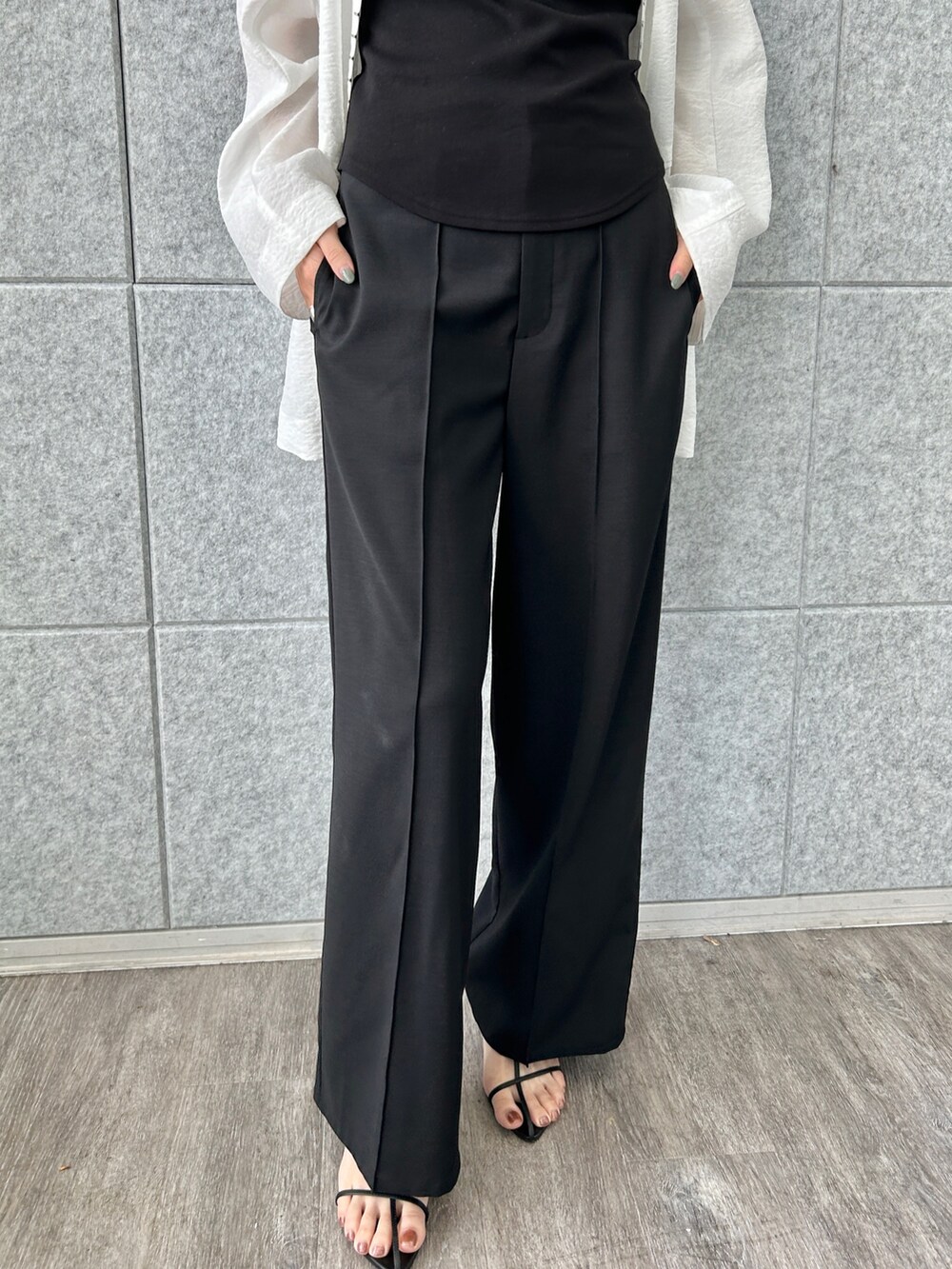 ブラック系のサンダル、ブラック系のタンクトップ、ブラック系のその他パンツを着用したレディースの春コーディネートの7枚目の写真