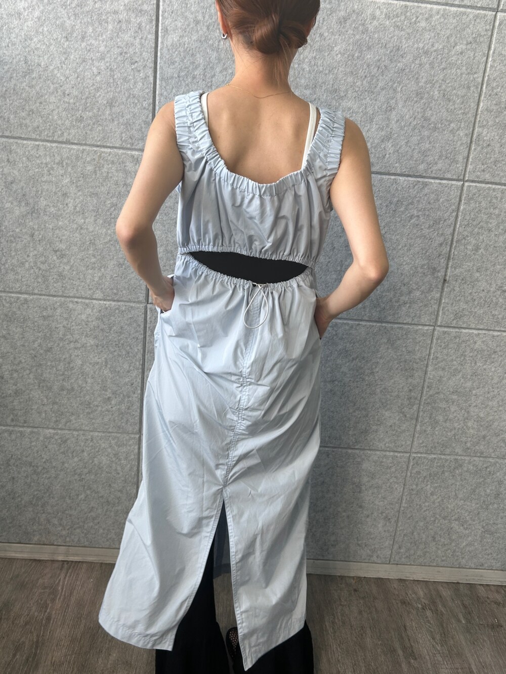 ブラック系のタンクトップ、ブルー系のワンピース、ブラック系のその他パンツを着用したレディースの夏コーディネートの5枚目の写真