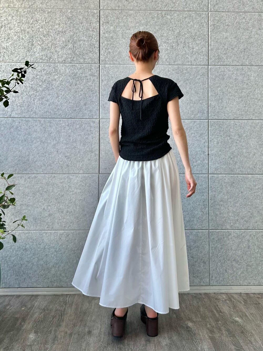 ブラック系のTシャツ/カットソー、ホワイト系のスカートを着用したレディースの夏コーディネートの3枚目の写真