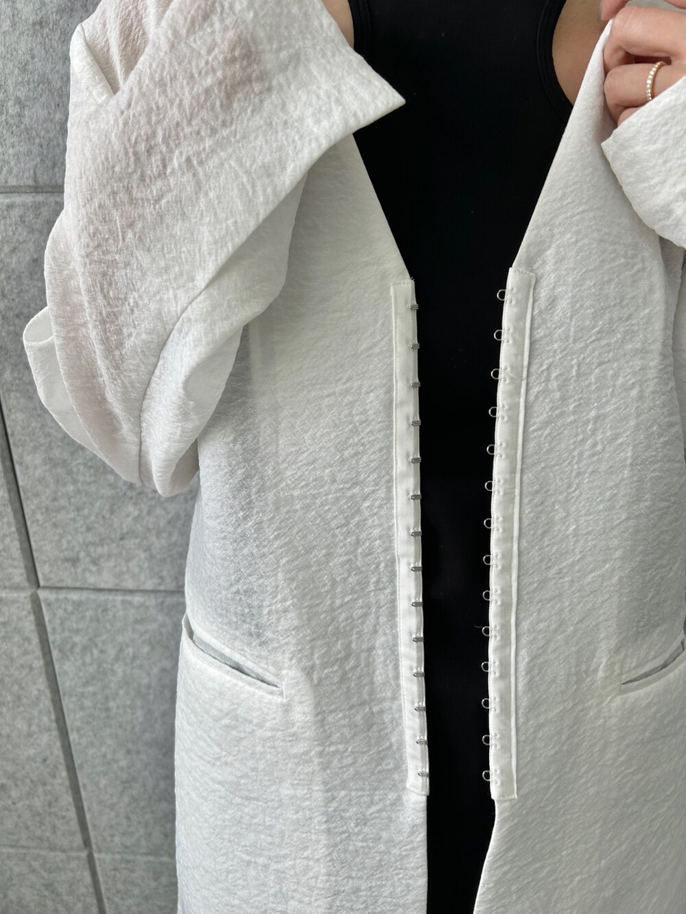 ブラック系のサンダル、ブラック系のタンクトップ、ブラック系のその他パンツを着用したレディースの春コーディネートの5枚目の写真