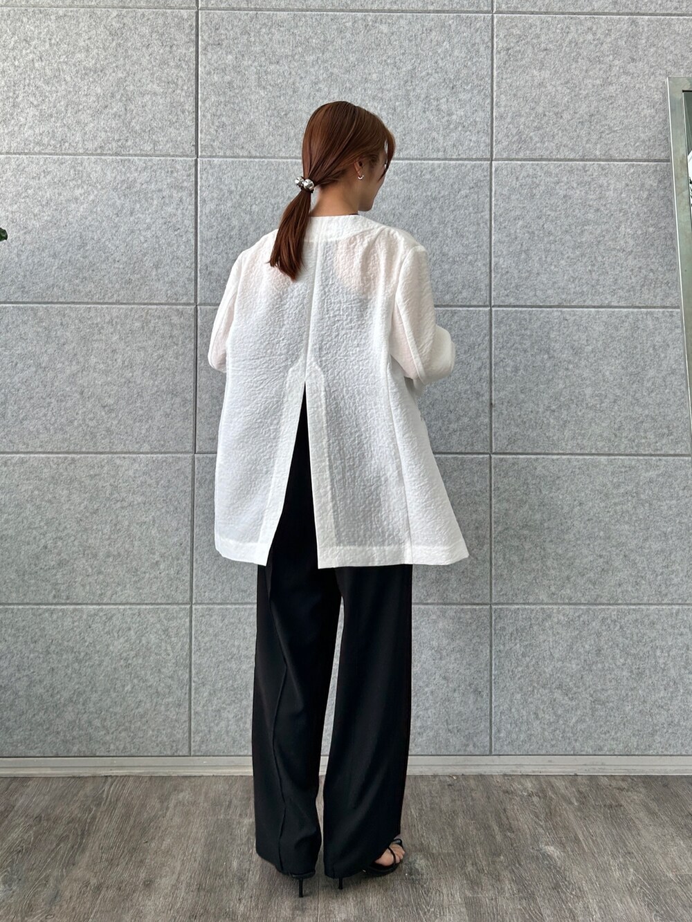 ブラック系のサンダル、ブラック系のタンクトップ、ブラック系のその他パンツを着用したレディースの春コーディネートの3枚目の写真