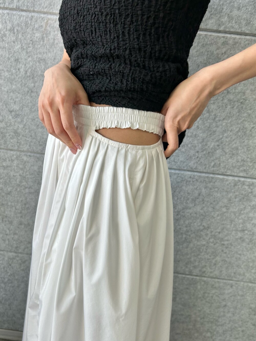 ブラック系のTシャツ/カットソー、ホワイト系のスカートを着用したレディースの夏コーディネートの8枚目の写真