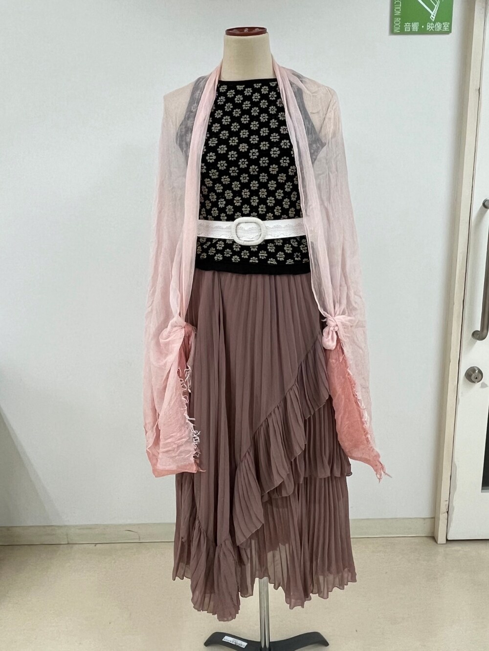 ピンク系のカーディガン/ボレロを着用したレディースの夏コーディネートの2枚目の写真