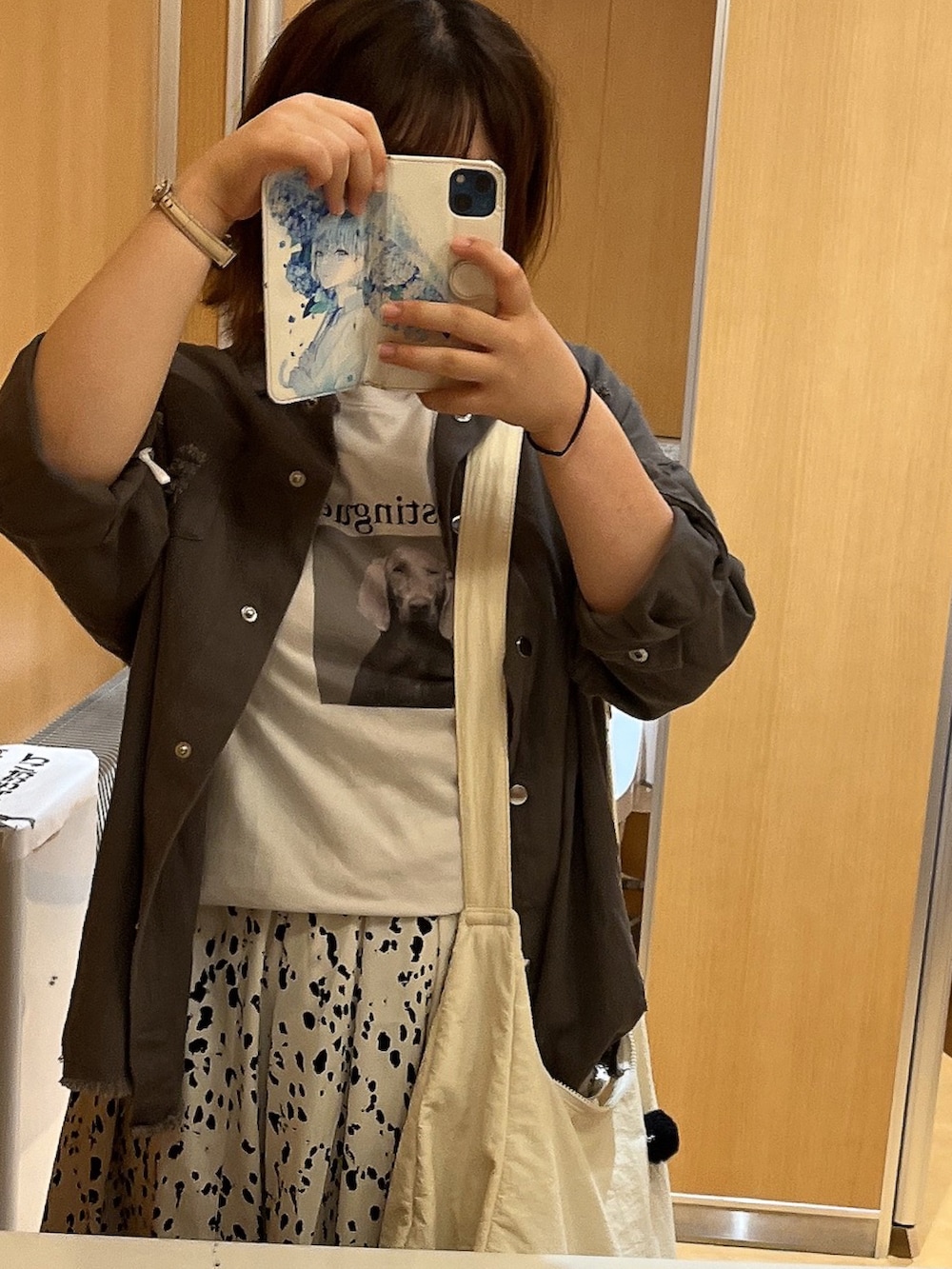 グレー系のTシャツ/カットソー、ホワイト系のスカート、グレー系のジャケット/アウターを着用したレディースの夏コーディネートの2枚目の写真