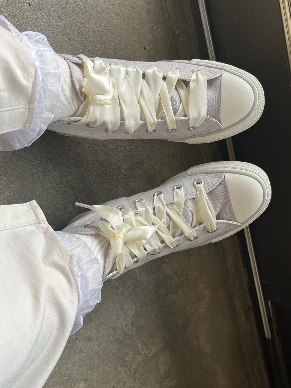 ホワイト系のシャツワンピース、ピンク系のショルダーバッグ、ピンク系のキーホルダーを着用したレディースの夏コーディネートの2枚目の写真