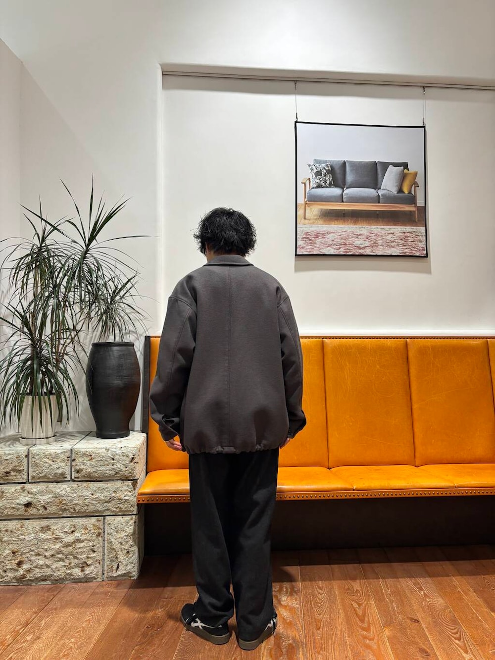 ホワイト系のニット/セーター、グレー系のブルゾン、ブラック系のその他パンツを着用したメンズの冬コーディネートの2枚目の写真