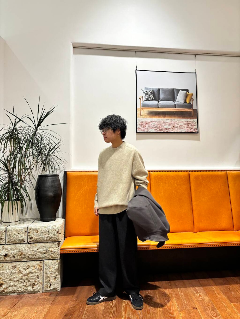 ホワイト系のニット/セーター、グレー系のブルゾン、ブラック系のその他パンツを着用したメンズの冬コーディネートの3枚目の写真