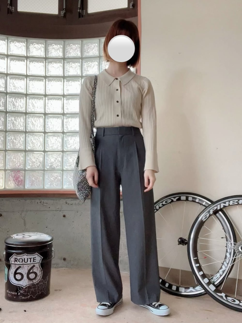 ホワイト系のスウェット、ベージュ系のニット/セーター、ベージュ系のトレンチコートを着用したレディースの春コーディネートの4枚目の写真