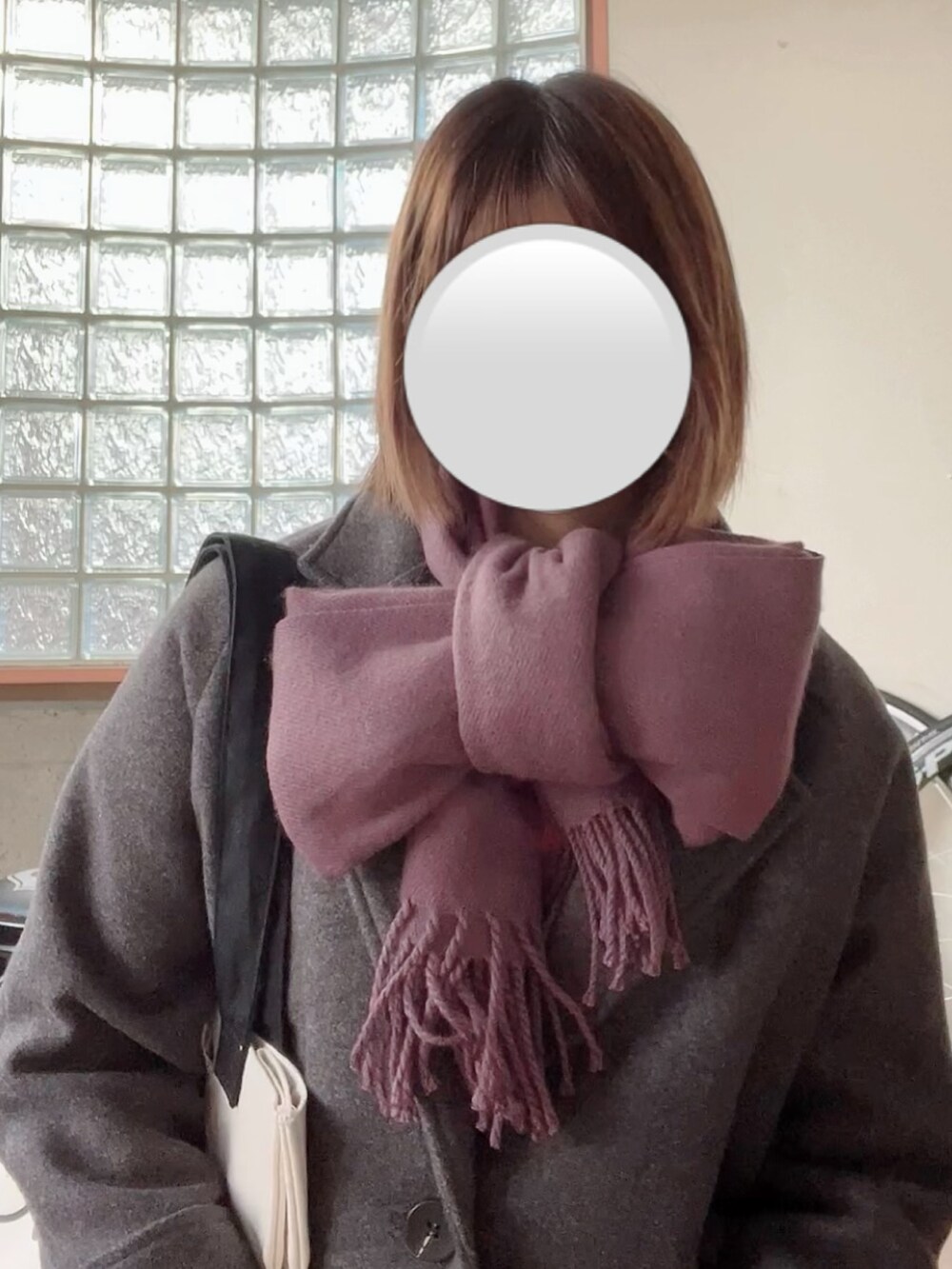 ピンク系のニット/セーター、パープル系のスカート、グレー系のジャケット/アウターを着用したレディースの冬コーディネートの4枚目の写真