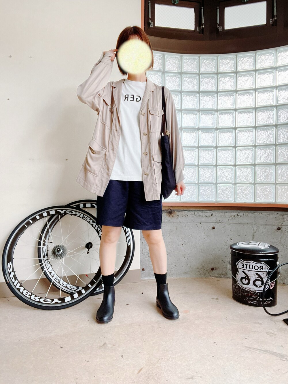 グレー系のシャツ/ブラウス、ホワイト系のTシャツ/カットソー、ブラック系のチノパンツを着用したレディースの秋コーディネートの2枚目の写真