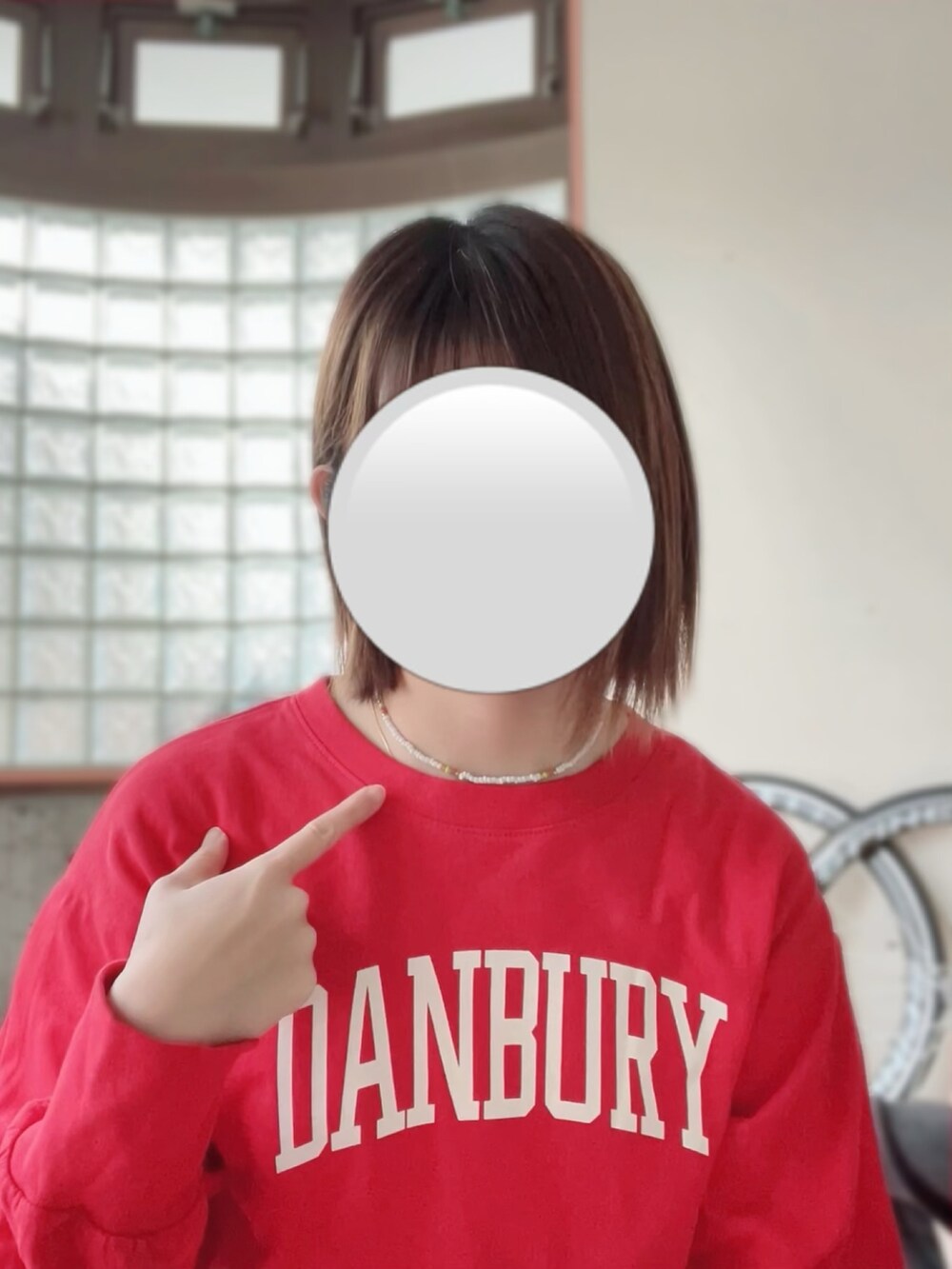 レッド系のワンピース、グレー系のジャケット/アウター、ベージュ系のトートバッグを着用したレディースの冬コーディネートの4枚目の写真