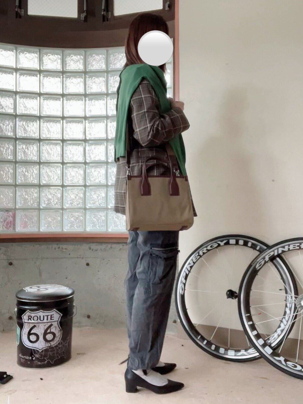 ホワイト系のTシャツ/カットソー、ブラウン系のテーラードジャケット、グリーン系のカーディガン/ボレロを着用したレディースの春コーディネートの3枚目の写真