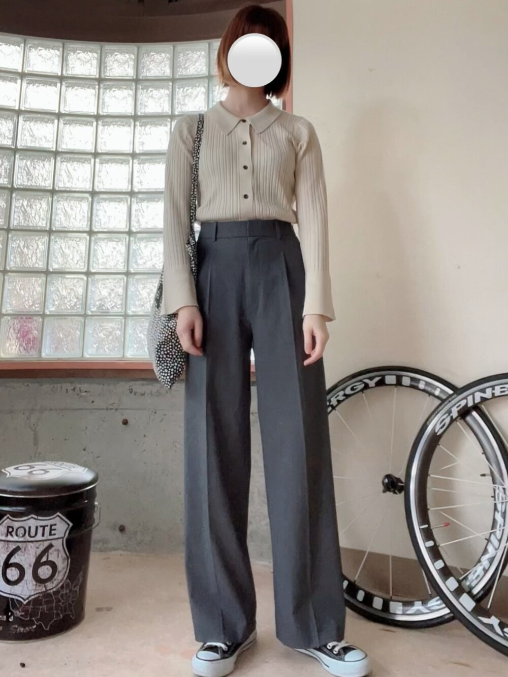 ホワイト系のスウェット、ベージュ系のニット/セーター、ベージュ系のトレンチコートを着用したレディースの春コーディネートの5枚目の写真