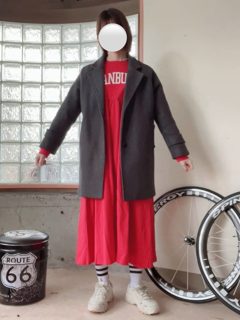 レッド系のワンピース、グレー系のジャケット/アウター、ベージュ系のトートバッグを着用したレディースの冬コーディネートの2枚目の写真