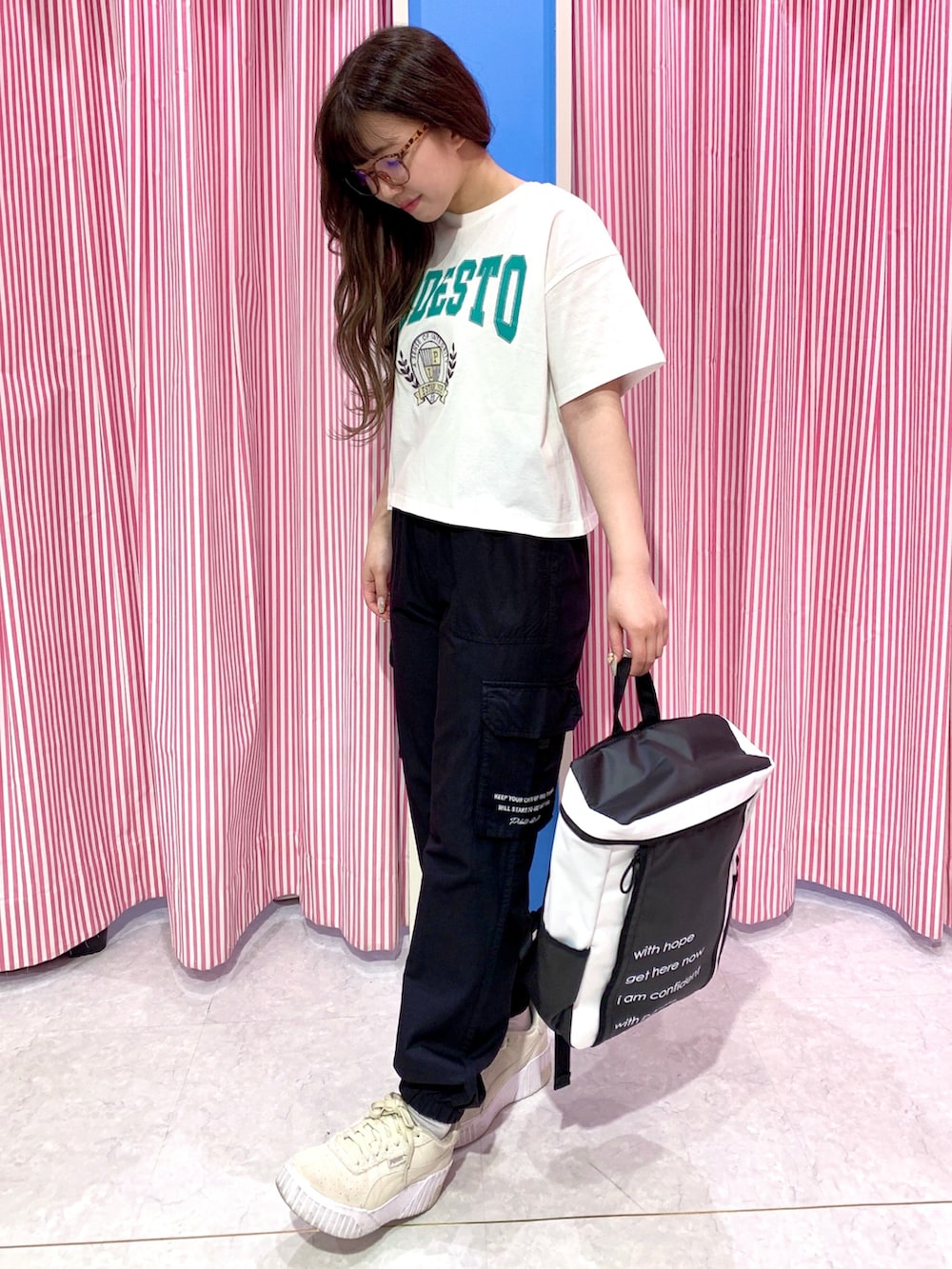 ホワイト系のバックパック/リュック、ブラック系のその他パンツ、ホワイト系のTシャツ/カットソーを着用したレディースの夏コーディネートの2枚目の写真