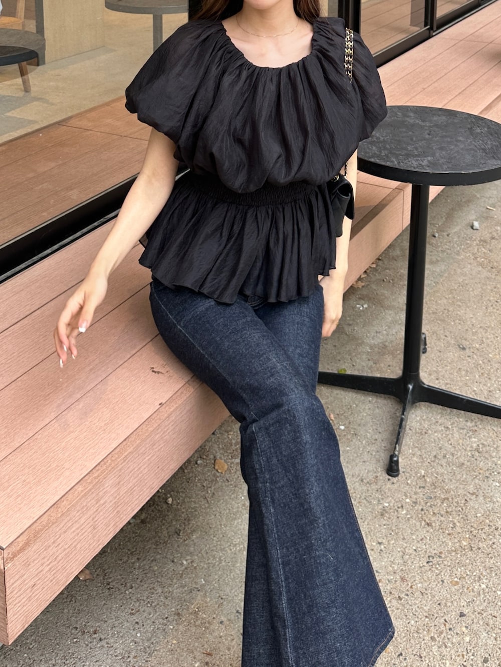 ブルー系のデニムパンツ、ブラック系のシャツ/ブラウスを着用したレディースの春コーディネートの2枚目の写真