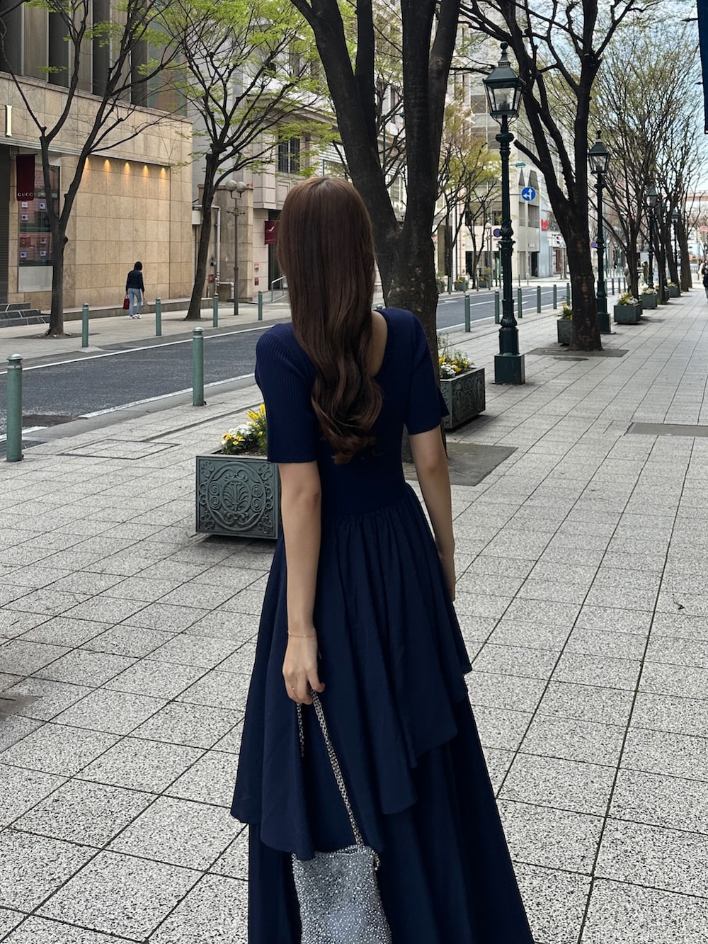 ブルー系のワンピースを着用したレディースの春コーディネートの3枚目の写真