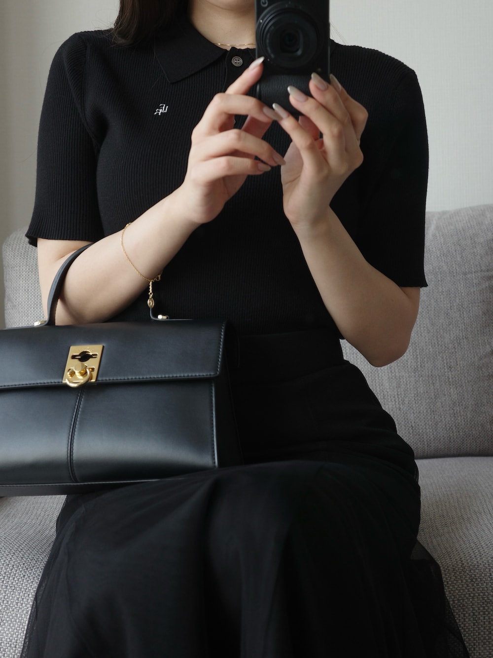 ブラック系のスカート、ブラック系のニット/セーターを着用したレディースの春コーディネートの4枚目の写真