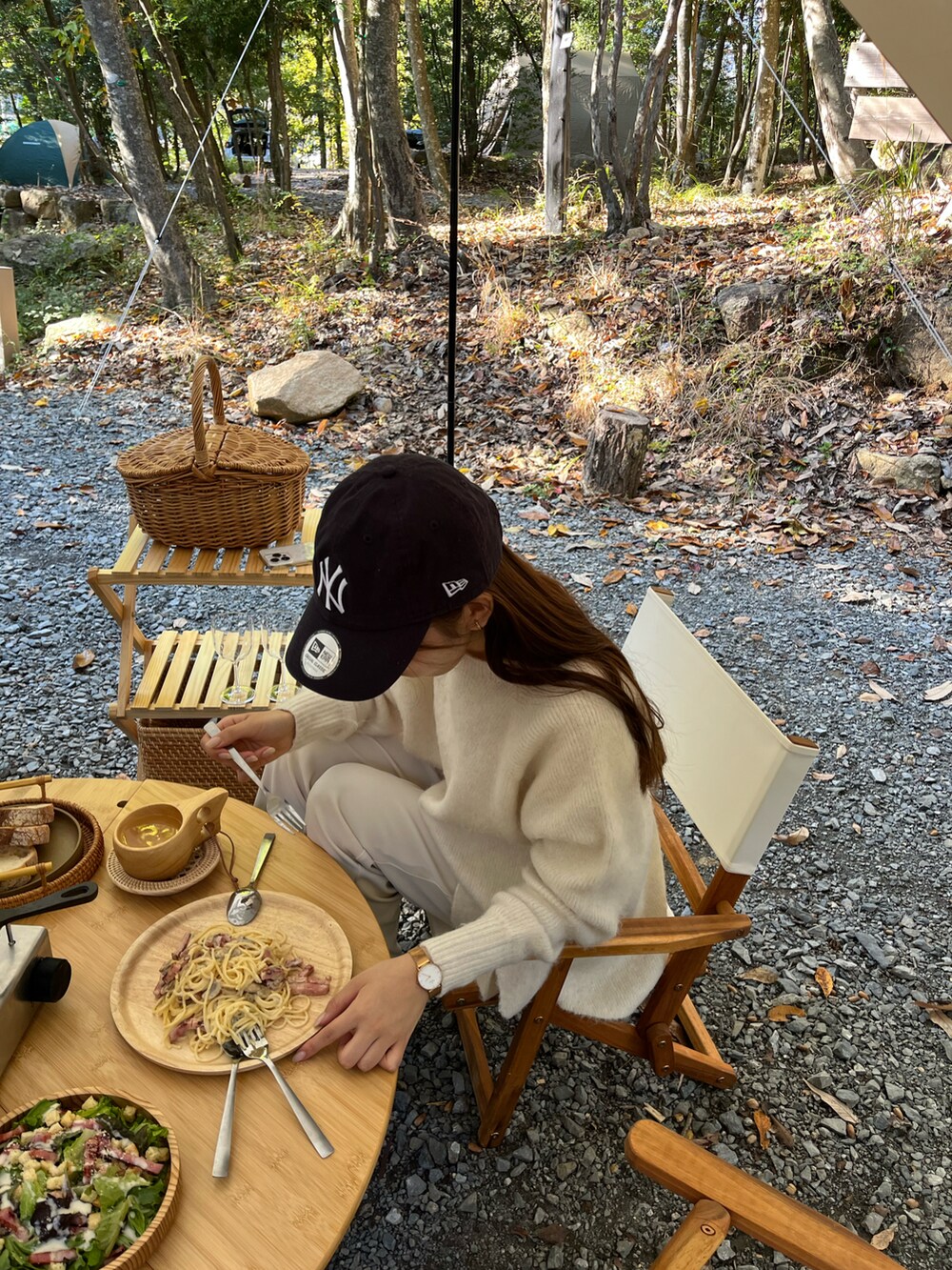 ホワイト系のニット/セーター、ホワイト系のスラックスを着用したレディースの秋コーディネートの3枚目の写真