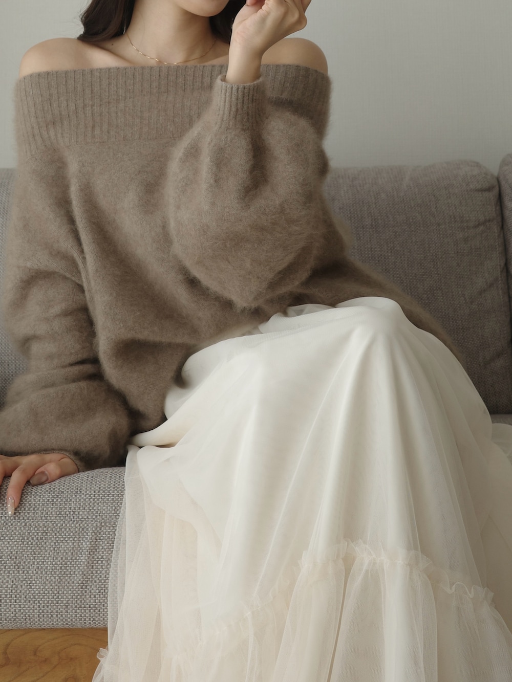 ホワイト系のスカート、ブラウン系のニット/セーターを着用したレディースの冬コーディネートの2枚目の写真