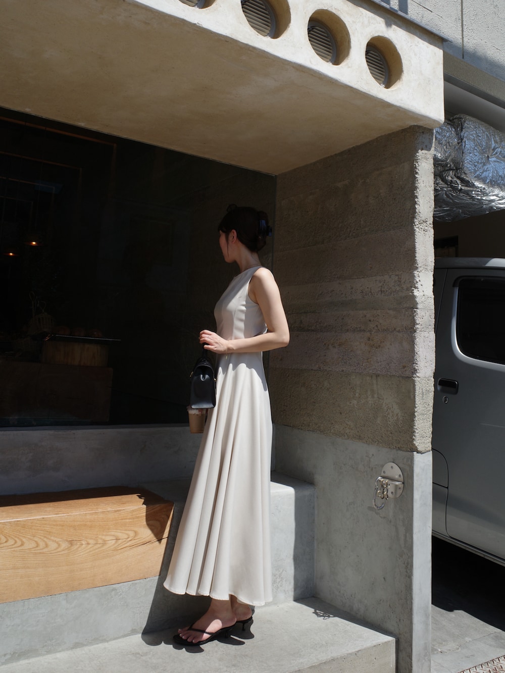 ホワイト系のワンピースを着用したレディースの夏コーディネートの3枚目の写真