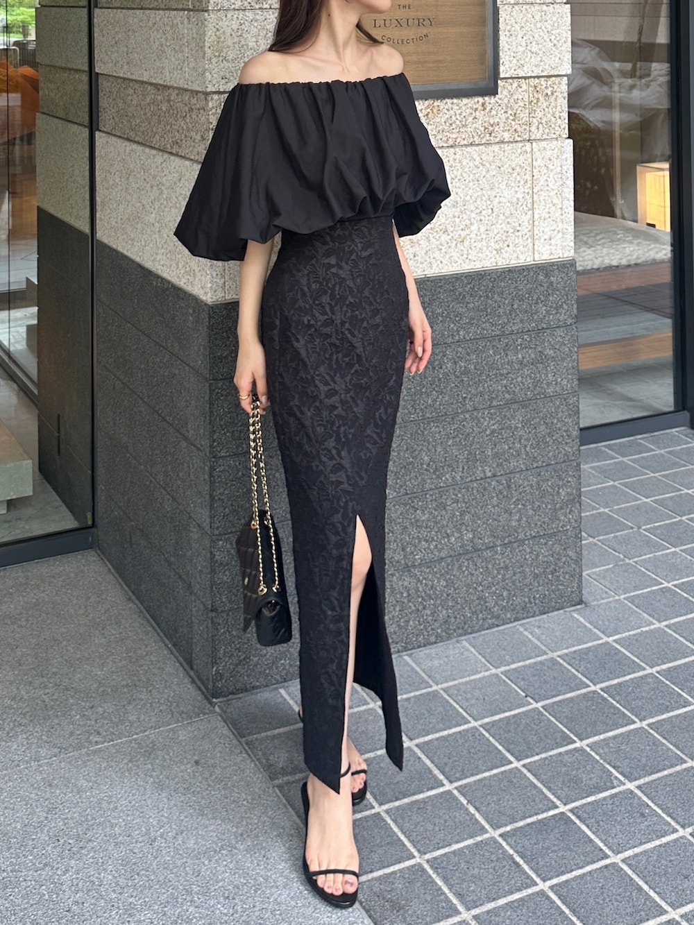 ブラック系のスカート、ブラック系のシャツ/ブラウスを着用したレディースの春コーディネートの2枚目の写真