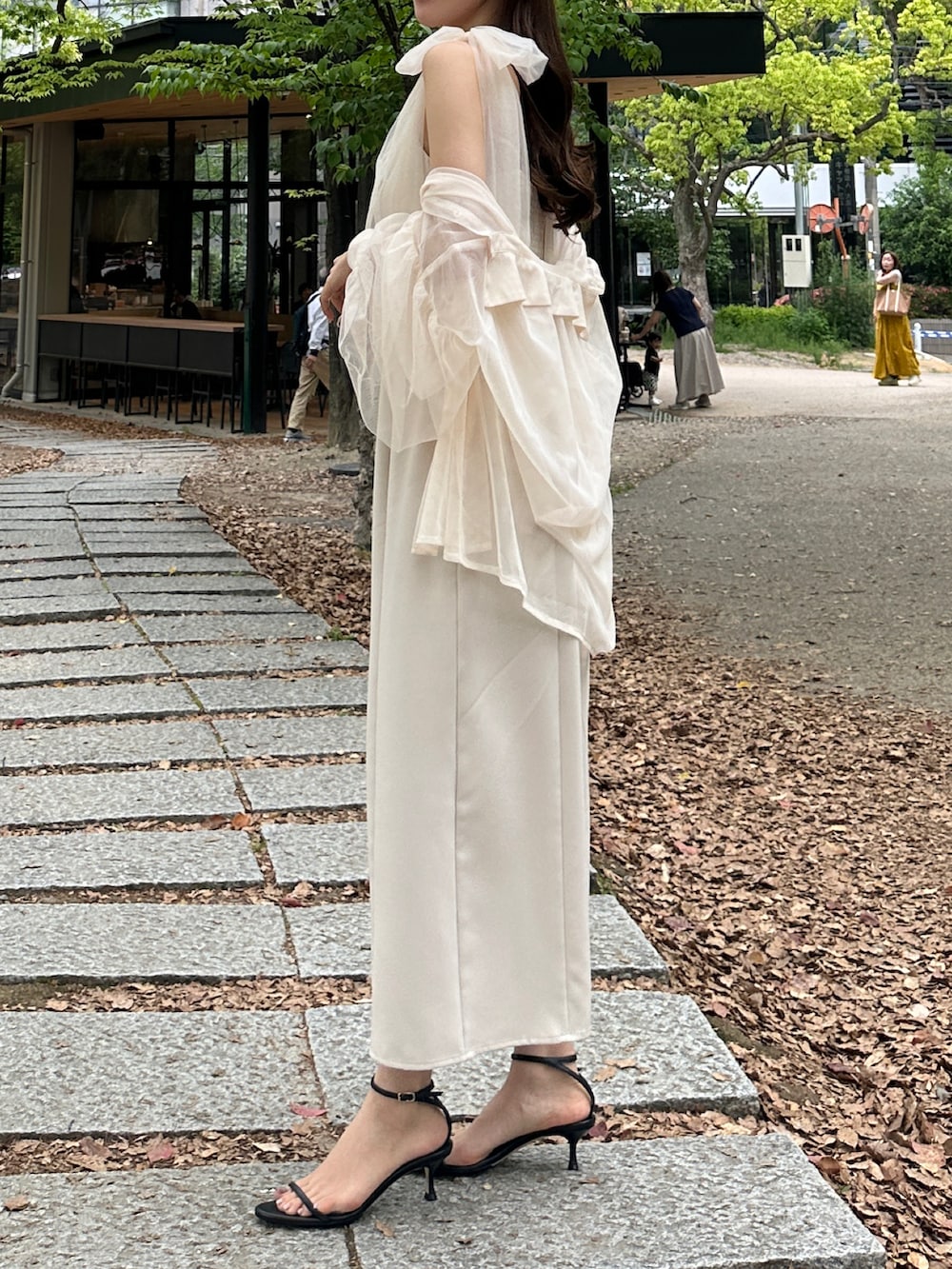 ホワイト系のシャツ/ブラウス、ホワイト系のワンピースを着用したレディースの春コーディネートの4枚目の写真