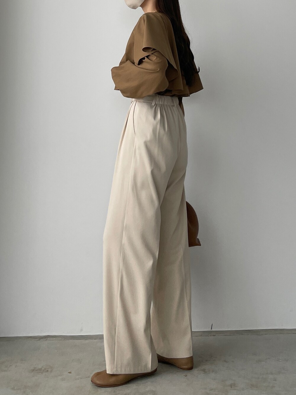 ホワイト系のその他パンツを着用したレディースの秋コーディネートの2枚目の写真