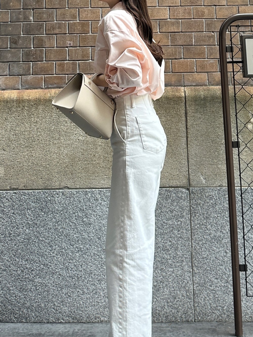 ホワイト系のパンツを着用したレディースの冬コーディネートの2枚目の写真