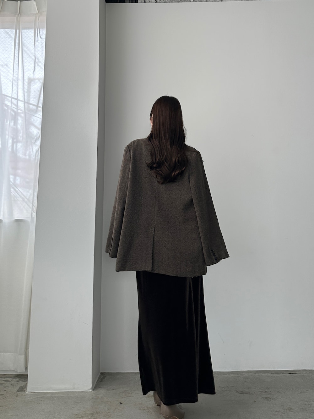 ブラウン系のセットアップ、ブラウン系のスカートを着用したレディースの秋コーディネートの2枚目の写真