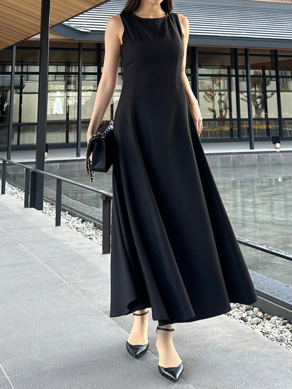 ブラック系のワンピースを着用したレディースの春コーディネートの2枚目の写真