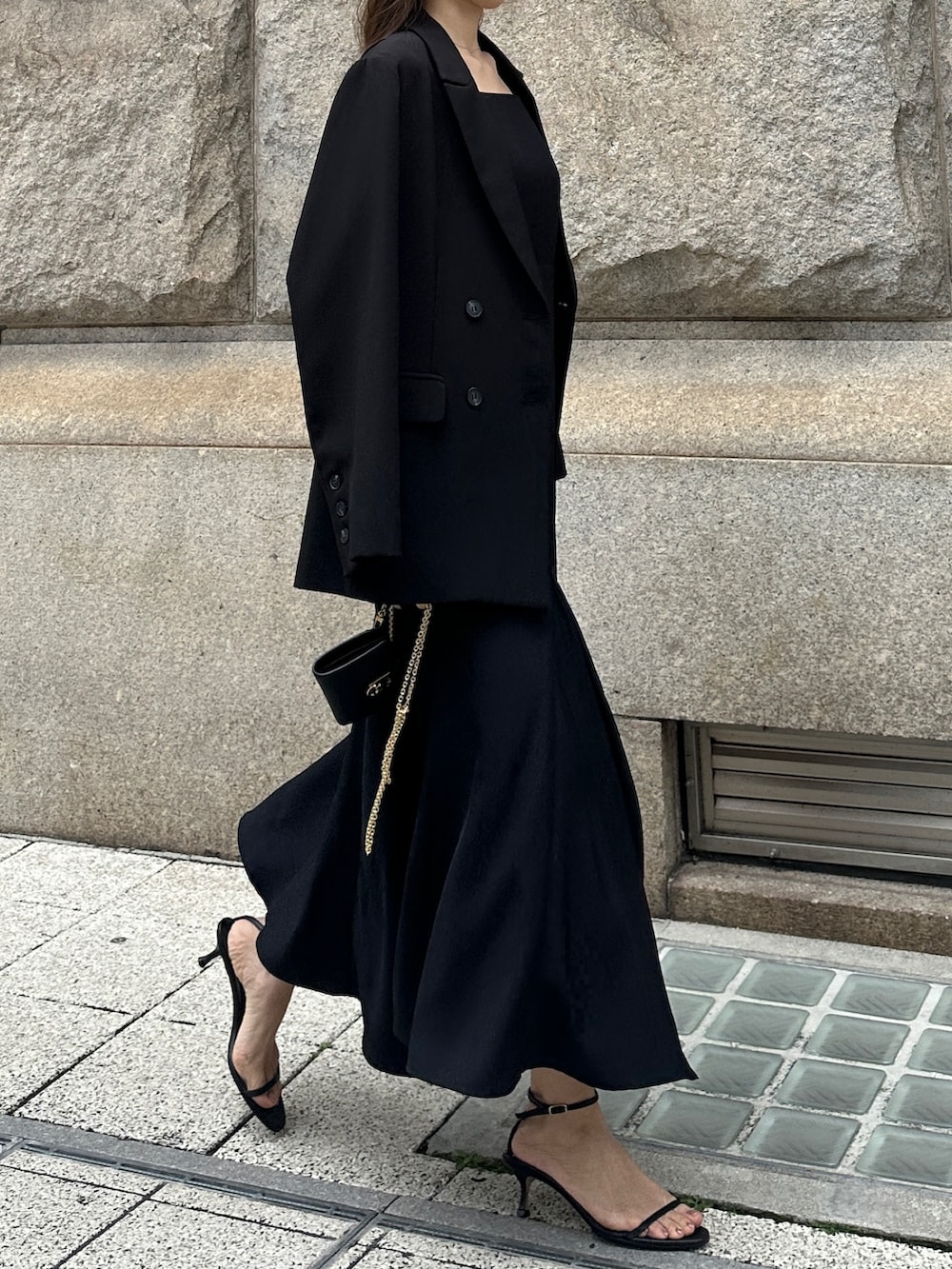 ブラック系のワンピース、ブラック系のテーラードジャケットを着用したレディースの春コーディネートの3枚目の写真