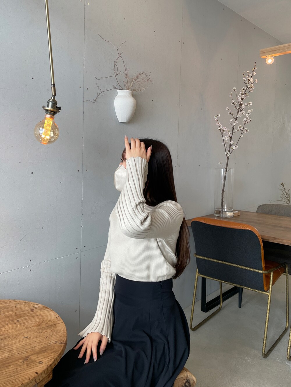 ホワイト系のジャケット/アウター、ブラック系のスカート、ブラック系のバッグを着用したレディースの冬コーディネートの2枚目の写真