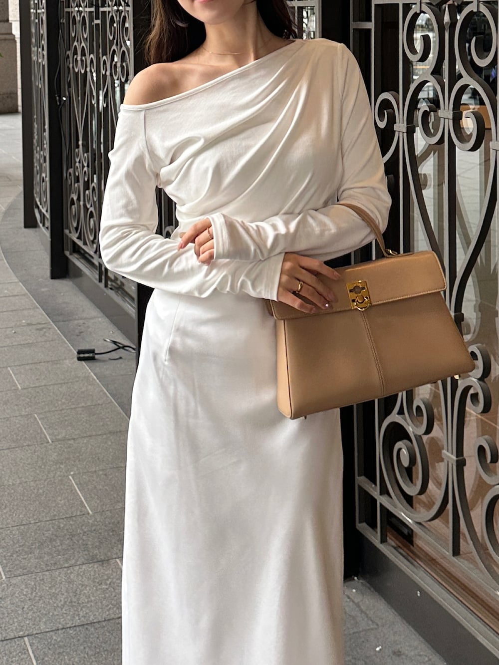 ベージュ系のテーラードジャケット、ベージュ系のハンドバッグを着用したレディースの冬コーディネートの2枚目の写真