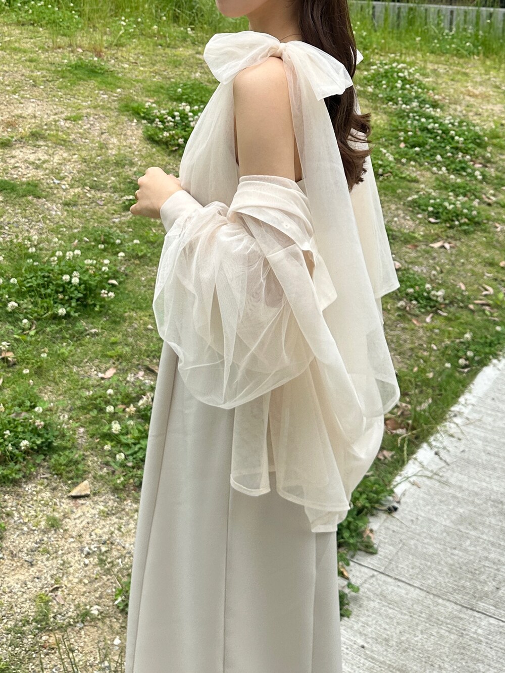 ホワイト系のシャツ/ブラウス、ホワイト系のワンピースを着用したレディースの春コーディネートの2枚目の写真