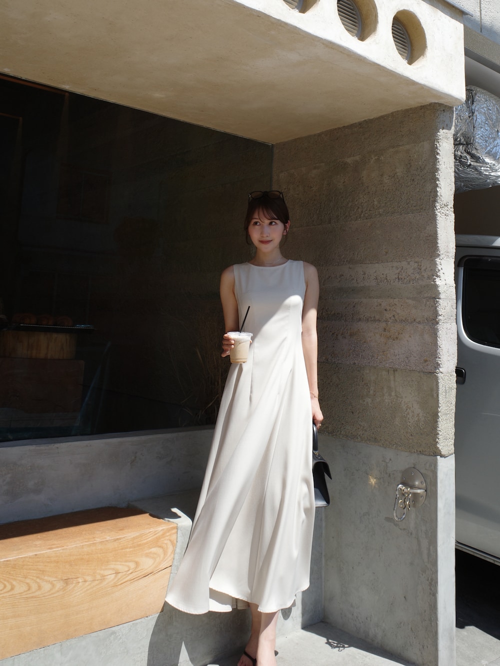 ホワイト系のワンピースを着用したレディースの夏コーディネートの2枚目の写真