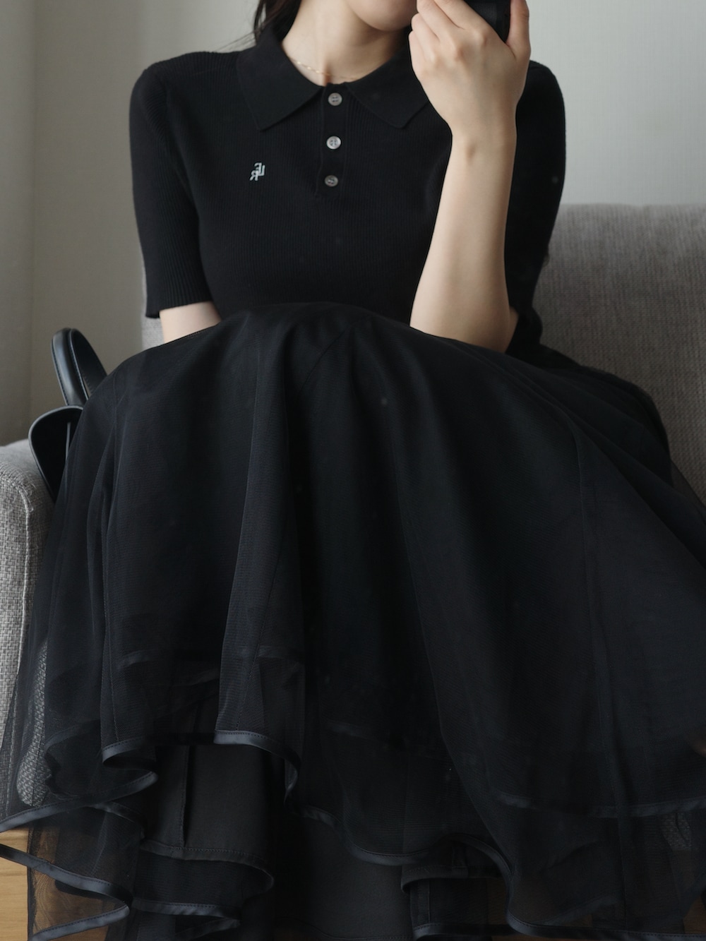 ブラック系のスカート、ブラック系のニット/セーターを着用したレディースの春コーディネートの3枚目の写真